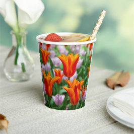 公園の明るいオレンジ色のチューリップ 紙コップ
