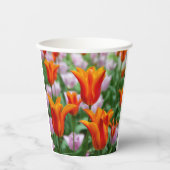 公園の明るいオレンジ色のチューリップ 紙コップ (正面)