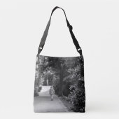 公園の老人の白黒の写真 クロスボディバッグ (裏面)