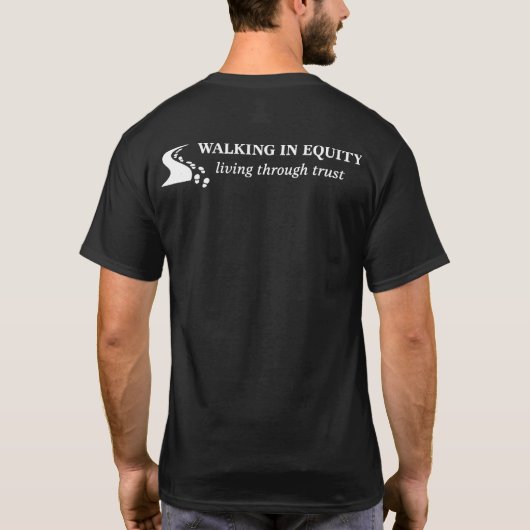 公平に歩み、信頼によって生きる Tシャツ (裏面)
