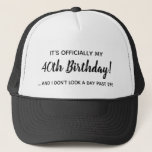 公式おもしろい40th Birthday Milestone Hat キャップ<br><div class="desc">誕生日おもしろい者の帽子が衣服。サンセリフモダンとスクリプトフォントで「正式に私の40歳の誕生日で、私は日の過去29に見えない！」と書かれている。 30日、50日、60日、70日まパーソナライズされたたは任意の誕生日の年。もう素晴らし少し思い出に残る誕生祝いにする少し追加。</div>