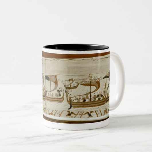 公爵ウィリアムおよび彼の艦隊の十字Pevensey ツートーンマグカップ (正面右)