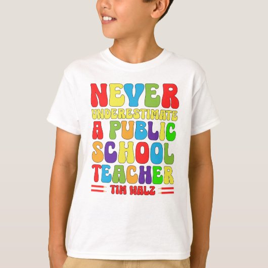 公立学校の先生学校を過小評価しない Tシャツ (正面)