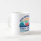 公立学校の先生・カマラを決して過小評価しない コーヒーマグカップ (正面左)