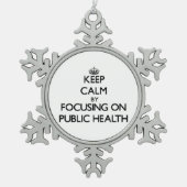 公衆衛生に焦点を合わせることによって平静を保って下さい スノーフレークピューターオーナメント (正面)