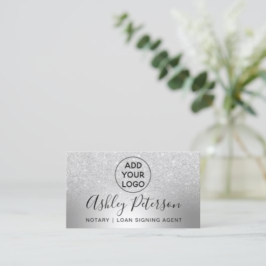 公証人のロゴのタイポグラフィの金属銀製のグリッター 名刺 (スタンド正面)