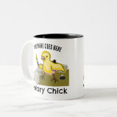 公証人シック黄色い羽のクイルカスタマイズ名前 ツートーンマグカップ (正面左)