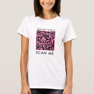 公証人パブリック「Scan Me」ピンクとブラックのQRコード Tシャツ