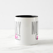 公証人公共ビッグフォント暗くなった黒と明るい赤紫色 ツートーンマグカップ (中央)