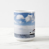 公開した海のヨットの航行 コーヒーマグカップ (中央)