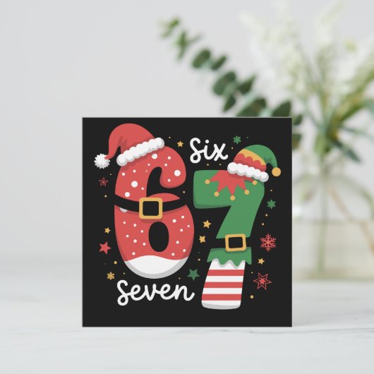 六七 メモ シックス セブン エルフ クリスマス サンタ帽 (スタンド正面)