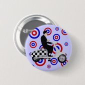 六十年代はモダンなスクーターのライダーを点検します 缶バッジ (正面&裏面)