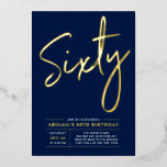 六十 |金ゴールドモダンネイビー60th誕生日パーティー 箔招待状<br><div class="desc">60祝歳の誕生日パーティースタイリッシュフォイルの招待で特別な日。このデザインは、ネイビーの青い背景にシックな金ゴールドフォイル文字"Sixty"を備えている。ホイル実在ススタンプ色(金ゴールド、シルバー、バラ金ゴールド)を選択できる。私のショップBaraBomDesignでは、より多くのデザインやパーティーの供給が利用可能である。</div>