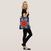 六角マンダラレッド黄色とブルー トートバッグ (モデル)