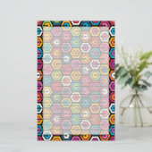 六角形のカラフルで幾何学的なパターン 便箋 (スタンド正面)