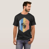 六角形のレトロ色のハチ Tシャツ (正面フル)