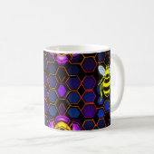六角鮮やか抽象芸術のネオンミツバチ コーヒーマグカップ (正面右)