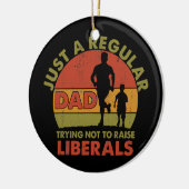 共和党議員は育てようとしない普通のパパにすぎない セラミックオーナメント (左)