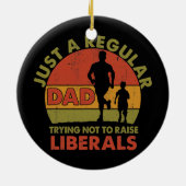 共和党議員は育てようとしない普通のパパにすぎない セラミックオーナメント (裏面)