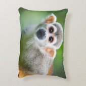 共通のリスザルのクローズアップ アクセントクッション (裏面(縦))