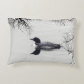 共通の水潜り鳥は冬の北湖で泳ぎます アクセントクッション (裏面)