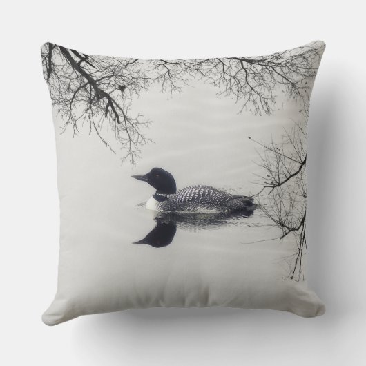 共通の水潜り鳥は冬の北湖で泳ぎます クッション (裏面)