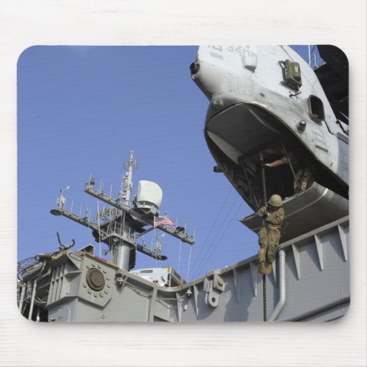 兵が縄を切って縄を張る マウスパッド (正面)