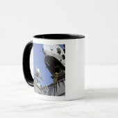 兵が縄を切って縄を張る マグカップ (正面左)