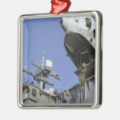 兵が縄を切って縄を張る メタルオーナメント (左)