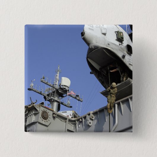 兵が縄を切って縄を張る 缶バッジ (正面)