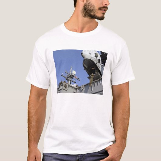 兵が縄を切って縄を張る Tシャツ (正面)