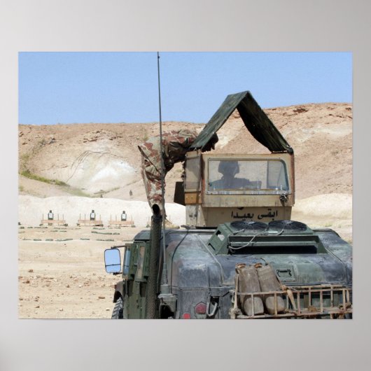 兵士がイラク軍兵士を指導する ポスター (正面)