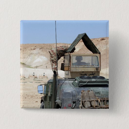 兵士がイラク軍兵士を指導する 缶バッジ (正面)