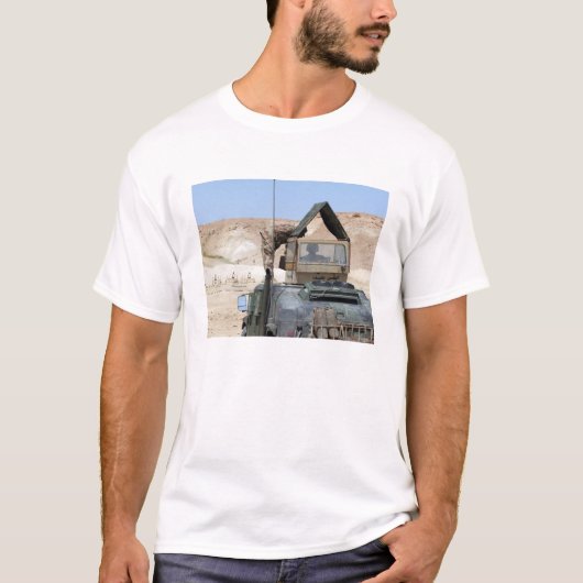 兵士がイラク軍兵士を指導する Tシャツ (正面)