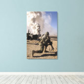 兵士が制御された爆発に反応する キャンバスプリント (インサイチュ (ウッドフロア))