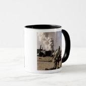 兵士が制御された爆発に反応する マグカップ (正面右)