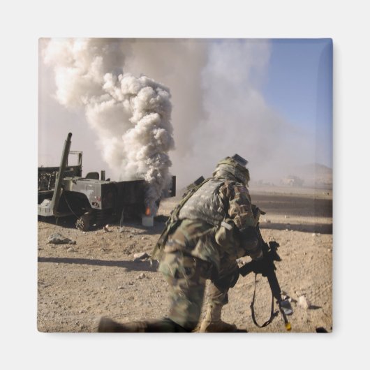 兵士が制御された爆発に反応する マグネット (正面)