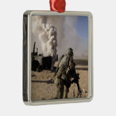 兵士が制御された爆発に反応する メタルオーナメント (右)