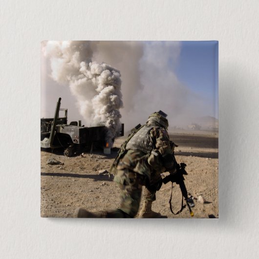 兵士が制御された爆発に反応する 缶バッジ (正面)