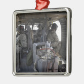 兵士が危険を警戒する メタルオーナメント (左)