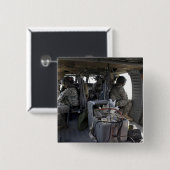 兵士が危険を警戒する 缶バッジ (正面&裏面)