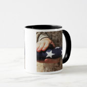 兵士が州旗を掲げ統一されたる マグカップ (正面右)