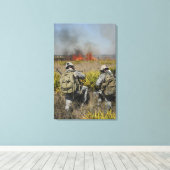 兵士が情報を求める キャンバスプリント (インサイチュ (ウッドフロア))