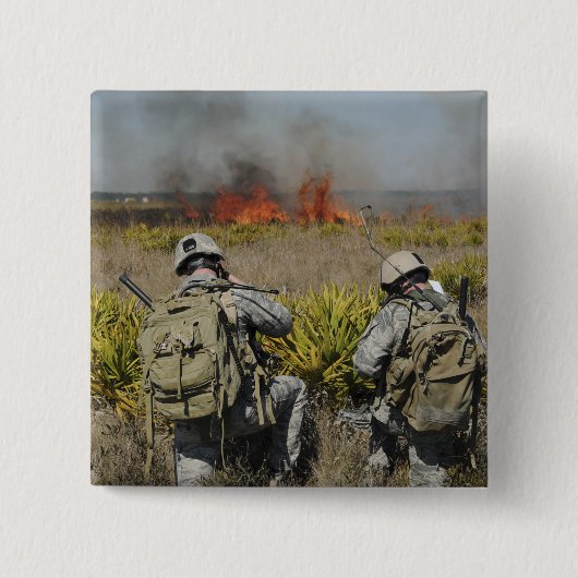 兵士が情報を求める 缶バッジ (正面)