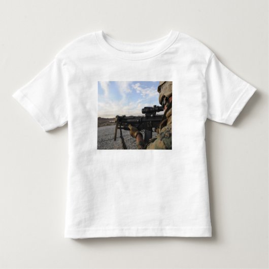 兵士が標的に向かって発砲しようとする トドラーTシャツ (正面)