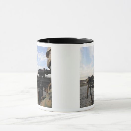 兵士が標的に向かって発砲しようとする マグカップ (中央)