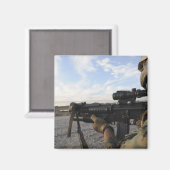 兵士が標的に向かって発砲しようとする マグネット (正面/裏面)