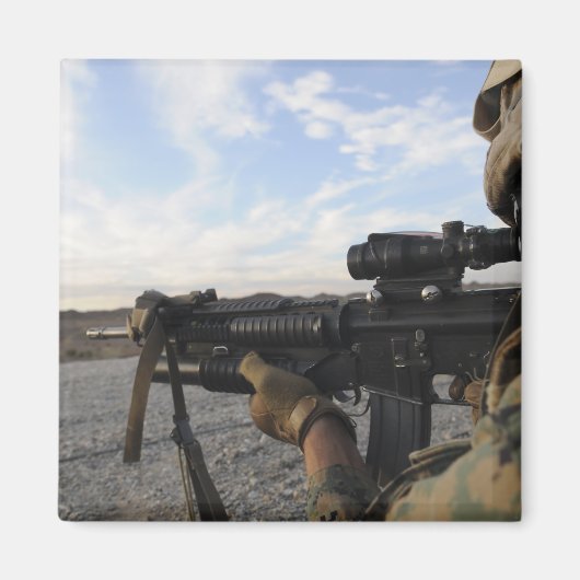 兵士が標的に向かって発砲しようとする マグネット (正面)