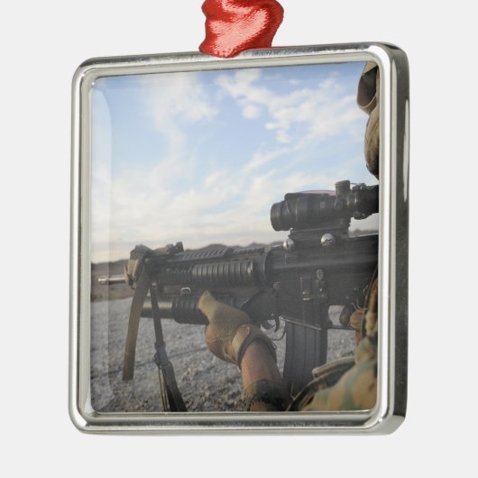 兵士が標的に向かって発砲しようとする メタルオーナメント (左)