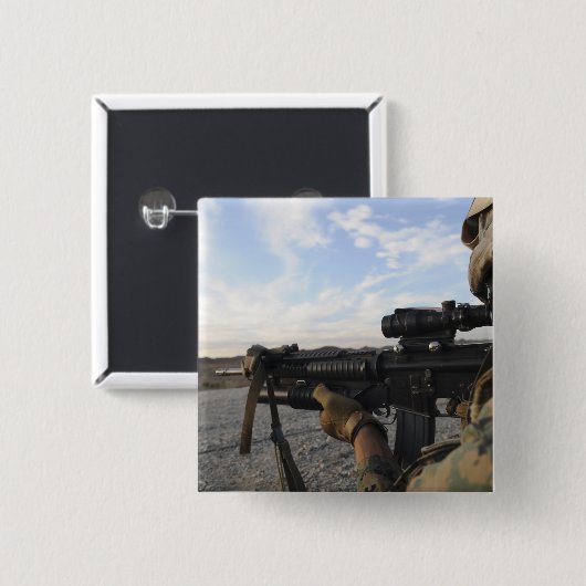 兵士が標的に向かって発砲しようとする 缶バッジ (正面&裏面)